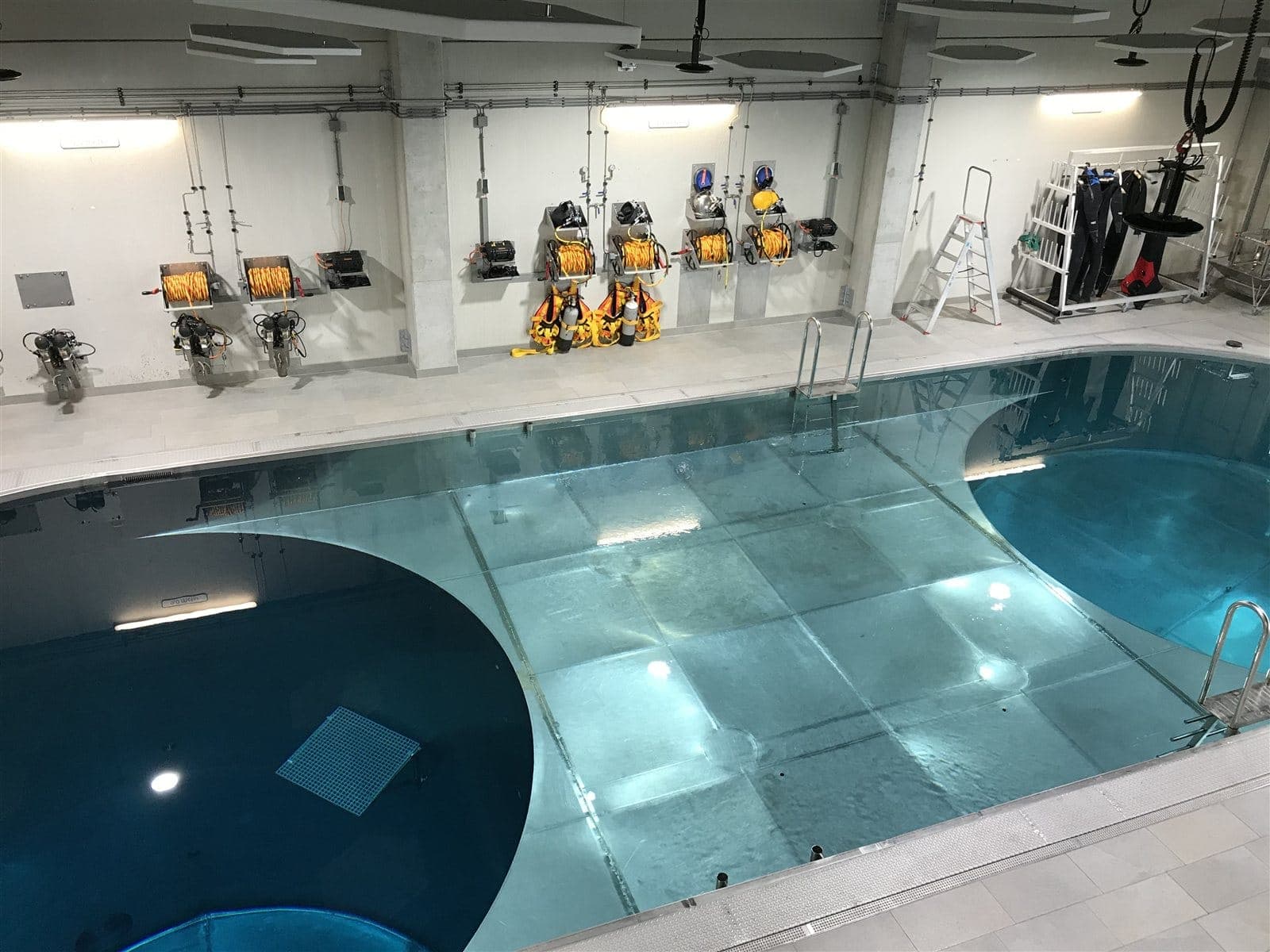 Duikzaal met binnenbaden