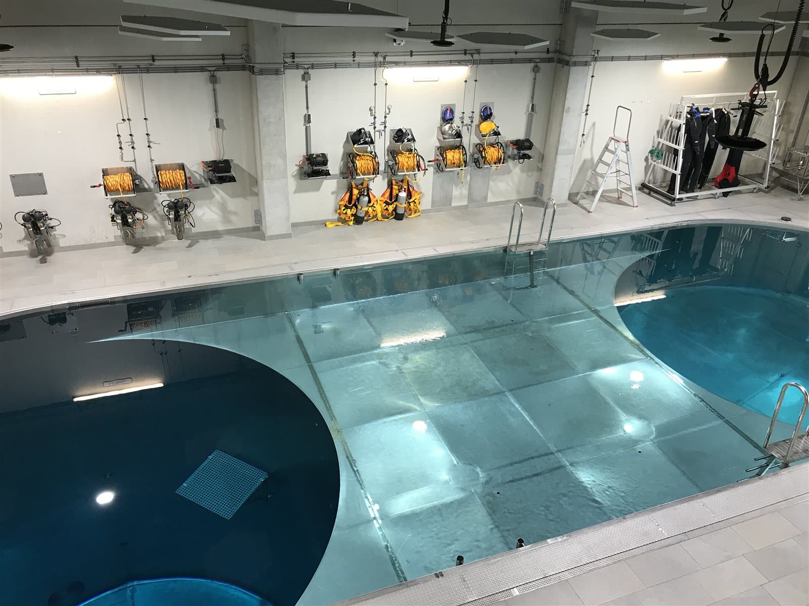 Duikzaal met binnenbaden