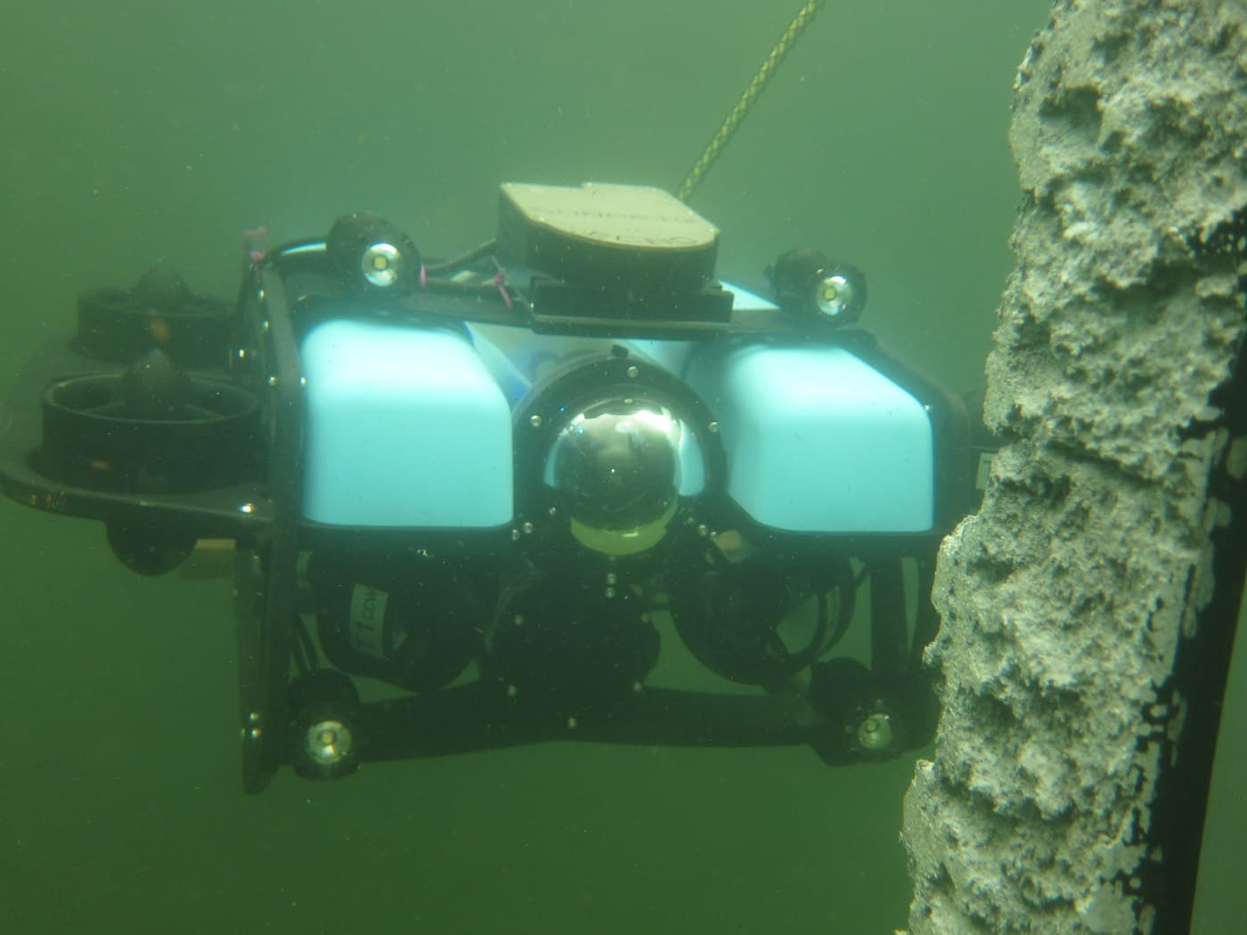 ROV met camera maakt fotogrammetrie-opname van een anode onder water