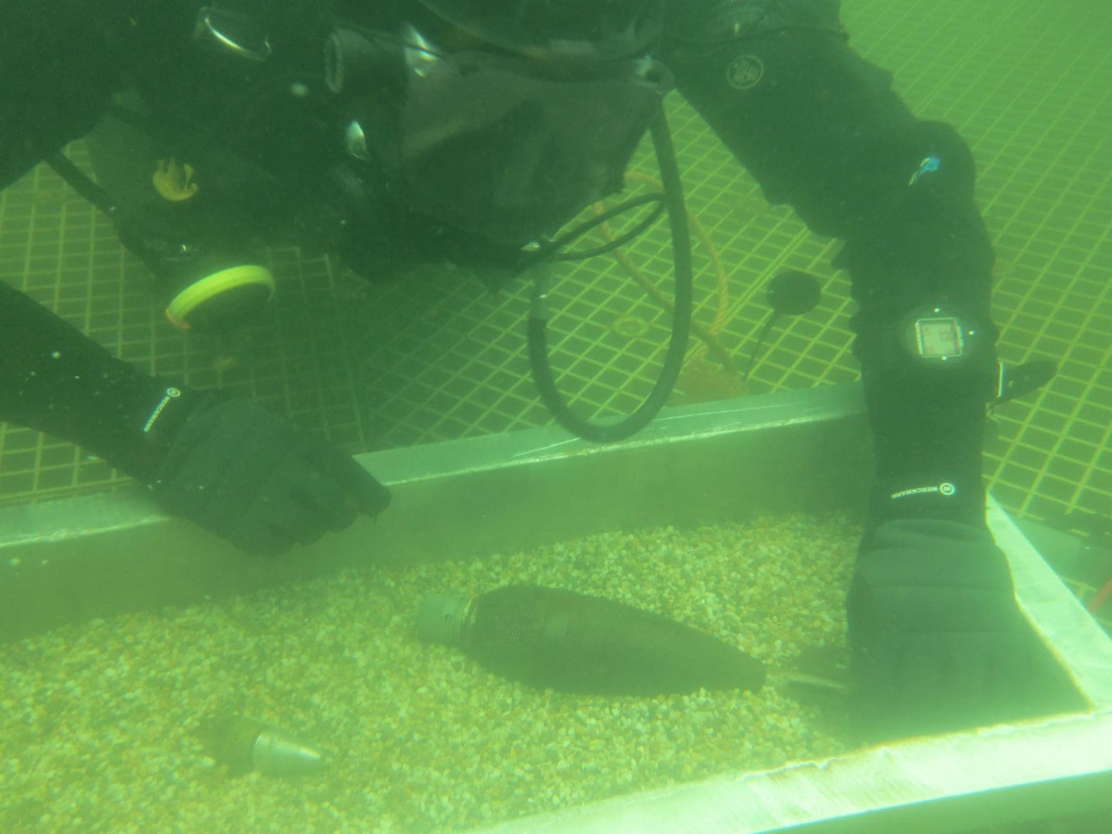 Brandweerduiker zoekt de waterbodem systematisch af