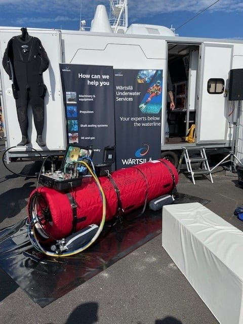 De rode SOS Hyperlite transportabele overdrukkamer van Wärtsilä Underwater Services met bedieningspaneel
