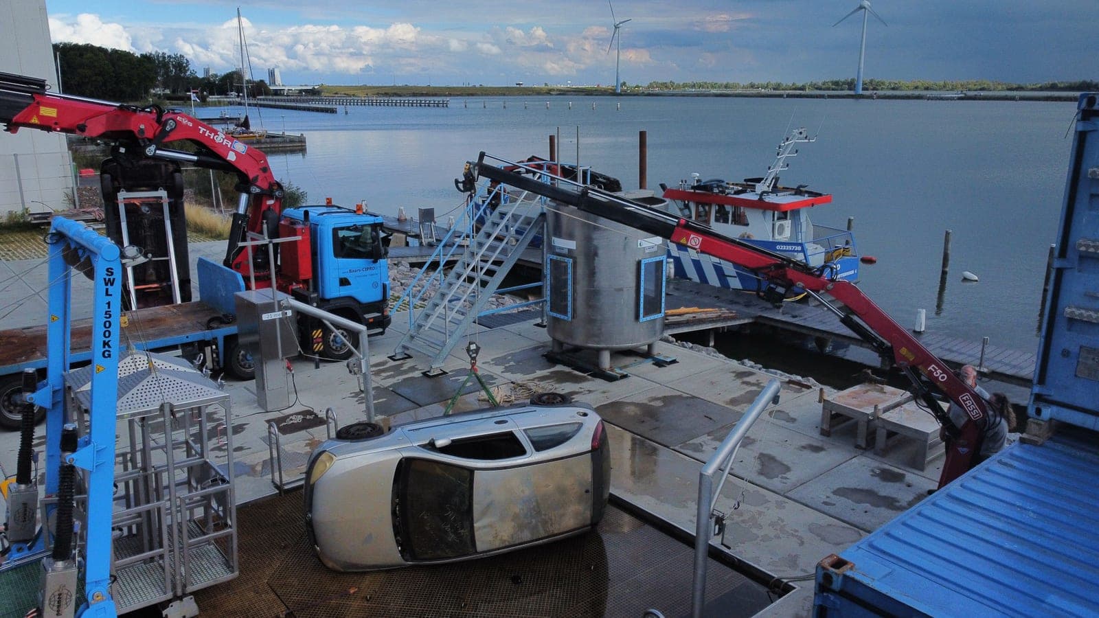 Een voertuig wordt met de kraan op buitenlocatie te water gebracht